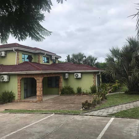 Sodwana Road Holiday Lodge Содвана-Бей Экстерьер фото